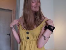 Jeunette rousse en robe jaune