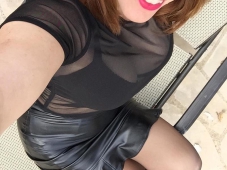 Selfie en tenue sexy et jupe en cuir - Libertine