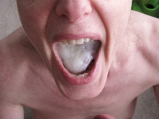 Sperme dans la bouche - Mature salope